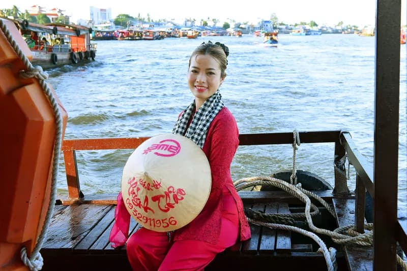 Du khách đi tour tham quan Chợ Nổi Cái Răng buổi sáng sớm trên sông Hậu