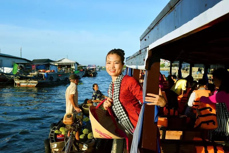 Du khách đi tour ghép Chợ Nổi Cái Răng, ghe trái cây cập mạn tàu buổi sáng