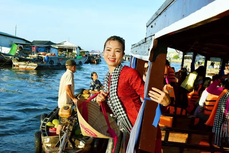 Mua trái cây tươi và ăn sáng ngay trên ghe giữa chợ nổi Cái Răng