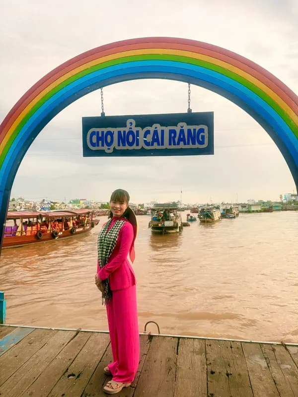 Du khách đi tàu tự túc tham quan Chợ Nổi Cái Răng buổi sáng sớm