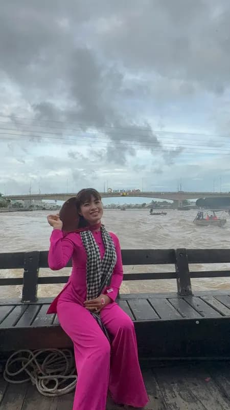 Toàn cảnh Chợ Nổi Cái Răng nhìn từ tàu du lịch trên sông Cần Thơ lúc sáng sớm