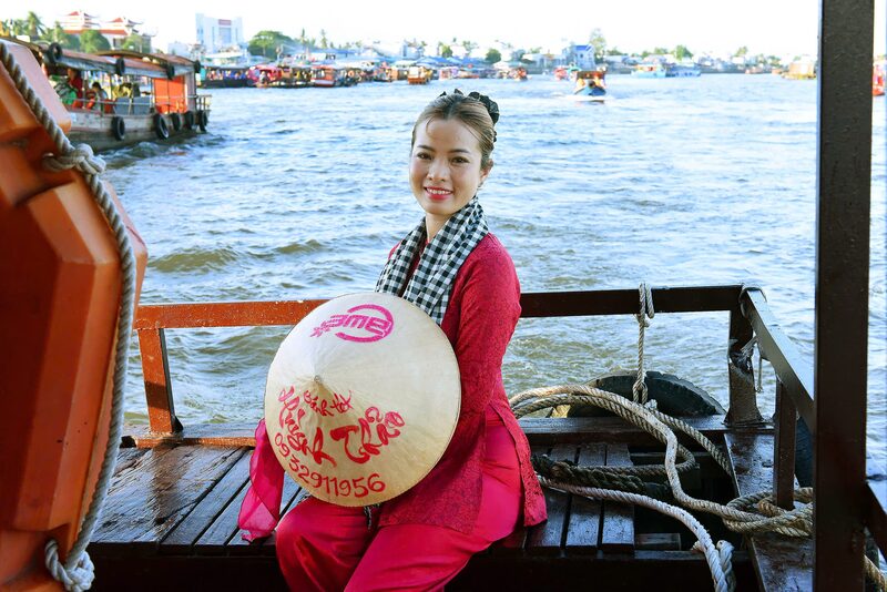 Hướng dẫn viên tour Chợ Nổi Cái Răng đón khách trên tàu tại Bến Ninh Kiều