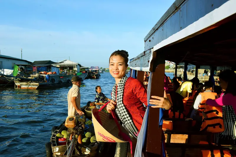 Ghe bán trái cây cập mạn tàu du lịch Chợ Nổi Cái Răng buổi sáng