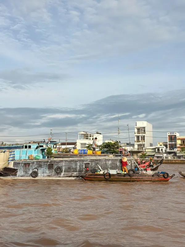 Ghe bầu chở hàng tại chợ đầu mối trên sông Chợ Nổi Cái Răng