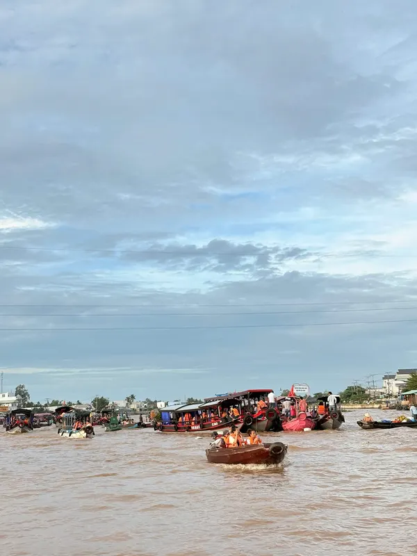 Chợ Nổi Cái Răng tấp nập tàu thuyền khung giờ vàng 5h-7h sáng